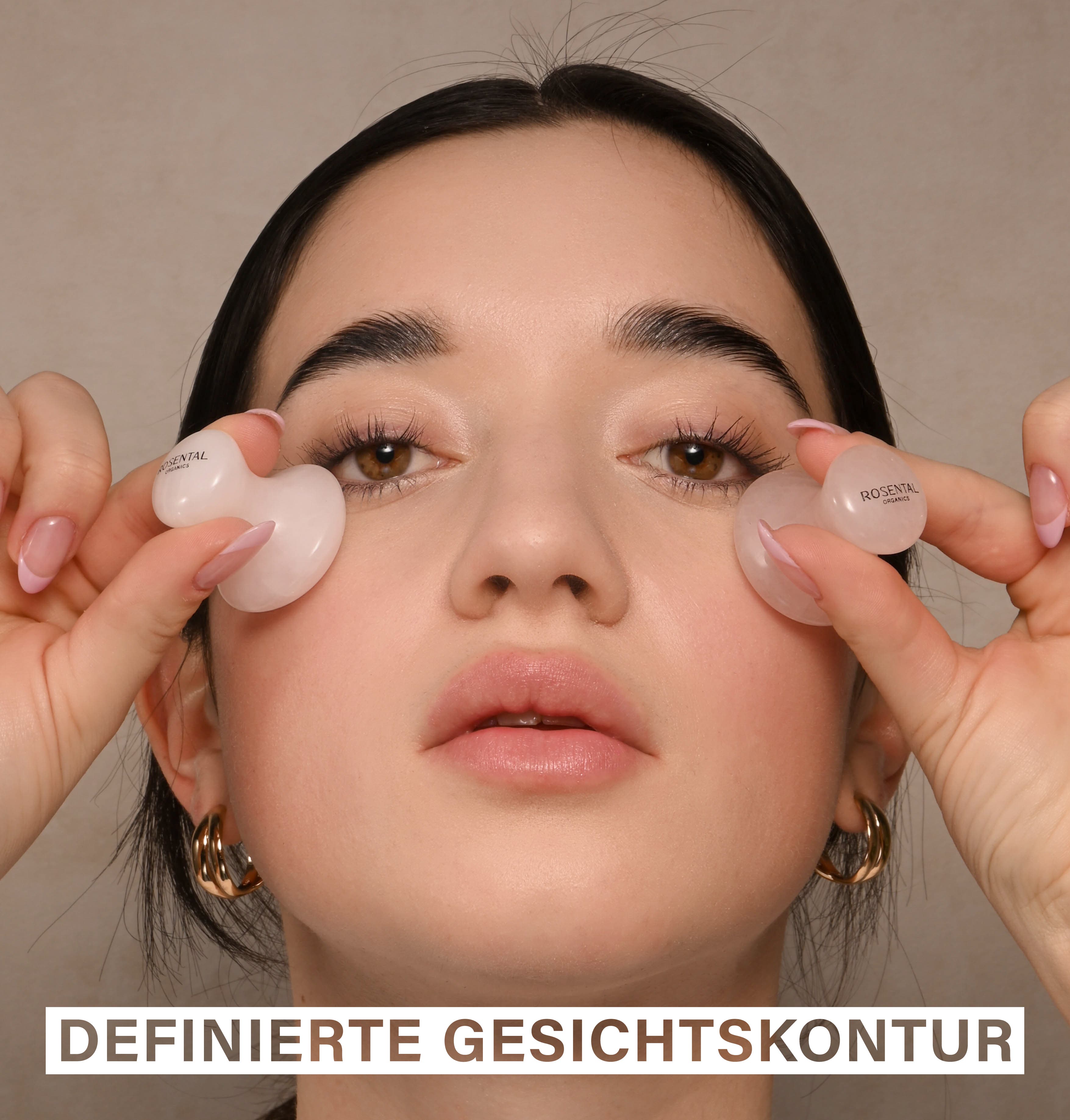 Eine Frau trägt auf beiden Wangen das Full Face & Eye Yoga Set von Rosental Organics auf.