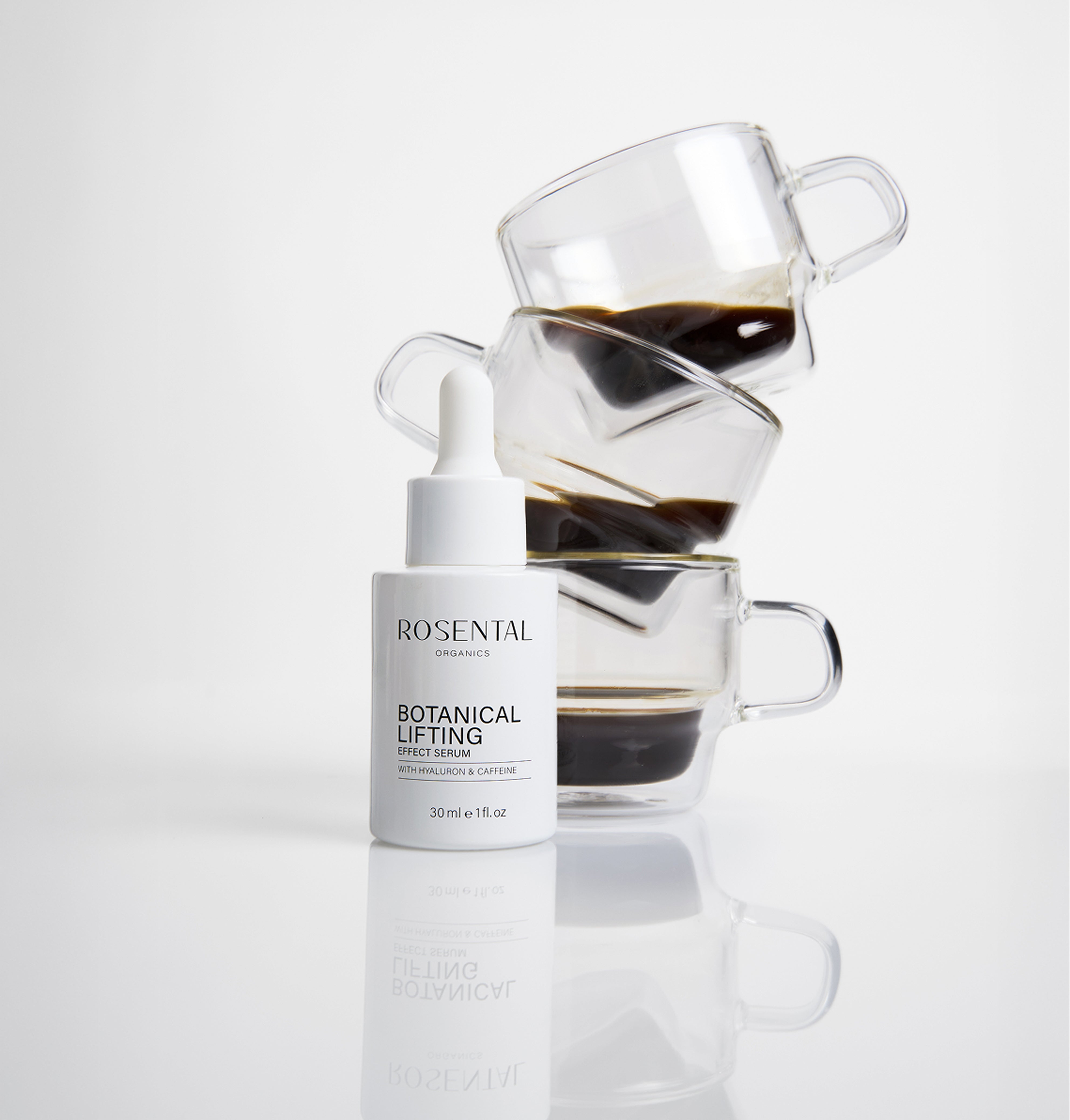 Botanical Lifting Effect Serum Travel Essential mit Tassen im Hintergrund
